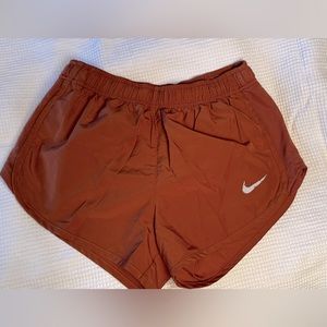 Nike Women’s Tempo Terra cotta running shorts sz S